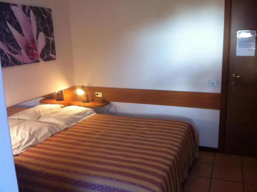 Hotel Pontenuovo Di Macyszyn Fabio Merone 2*,